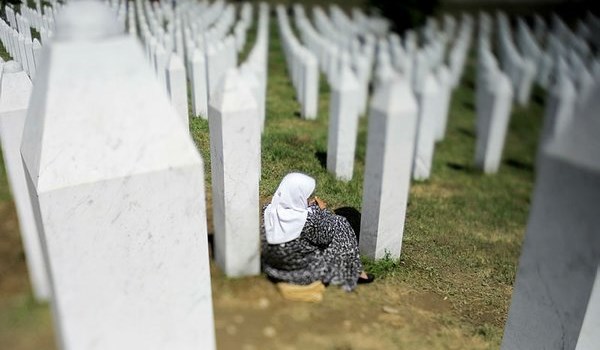 Srebrenitsa soykırımının 24. yıl dönümünde hayatını kaybeden Bosnalı kardeşlerimizi rahmet ve dualarla anıyoruz.